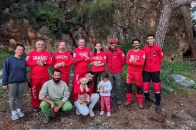 Kaya içerisindeki yarığa düşen 6 yavru köpek için film gibi kurtarma operasyonu