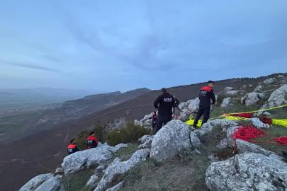 Kayalıklarda mahsur kalan keçiyi arama kurtarma ekipleri kurtardı
