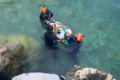 Kayalıklardan düşerek yaralanan şahıs için ekipler alarma geçti