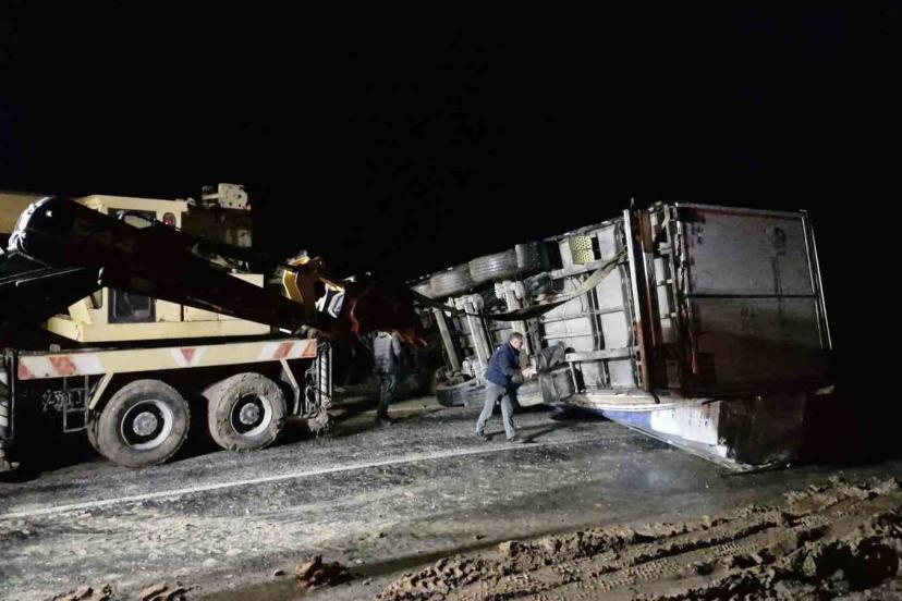 Kayan tır devrildi, Ankara-Tokat karayolu saatlerce ulaşıma kapandı