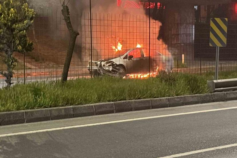 Kaza yapan otomobil alev topuna döndü: Yol trafiğe kapandı
