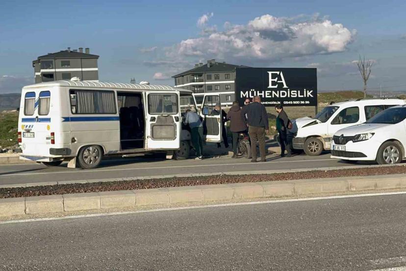 Kazadan sonra ters yöne giren minibüs hafif ticari araçla çarpıştı: 1’i çocuk 4 yaralı