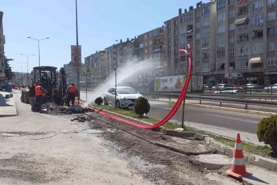 Kazı yaparken su borusu patladı, tazyikli su caddeyi esir aldı