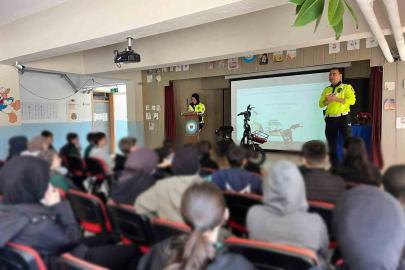 Kemah’ta öğrenci ve öğretmenlere trafik eğitimi verildi