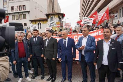 Kemeraltı esnafı, otopark sorununa çözüm için kepenk kapatıp yürüyüş düzenledi