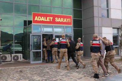 Kendini polis ve savcı olarak tanıtıp 2 milyon lira vurgun yapan 3 şüpheli tutuklandı