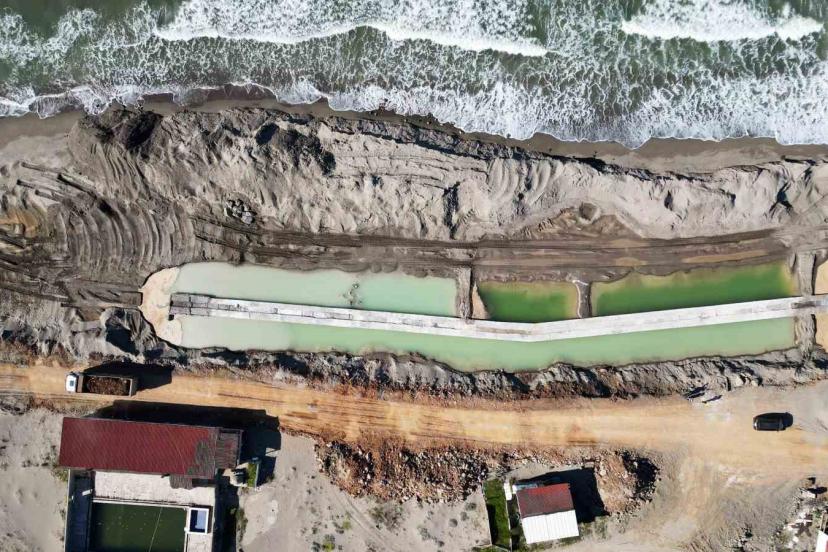 Kıyı erozyonunun tahrip ettiği Karasu sahilinde önlemler alınıyor