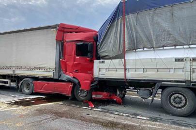 Kocaeli TEM’de 6 tır birbirine girdi: Ankara yönü trafiğe kapandı