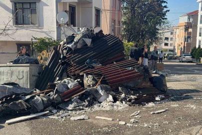 Kocaeli’de tadilatta olan binanın çatısı alevlere teslim oldu