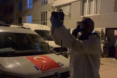 Komşuların kokulardan rahatsız olduğu daireden genç adamın cesedi çıktı