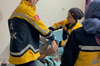 Komşusunun baltalı saldırısından babasını kurtardı, kendi yaralandı