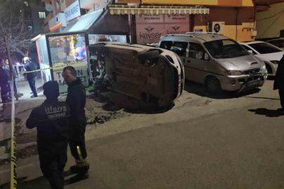 Kontrolden çıkan hafif ticari araç markete daldı: 2 yaralı