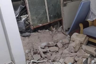 Kontrolden çıkan otomobil bahçe duvarını yıkarak eve çarptı: 1 yaralı