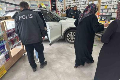 Kontrolden çıkan otomobil eczaneye daldı: 1 yaralı