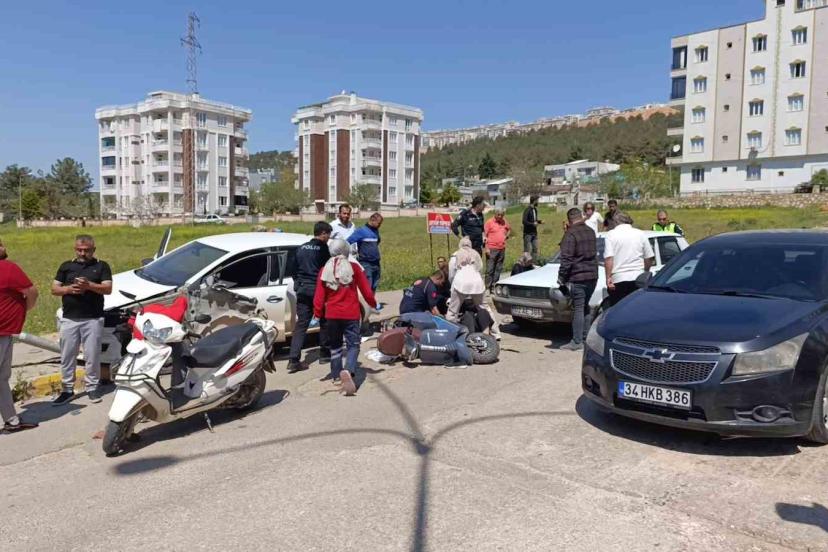 Kontrolden çıkan otomobil ışıklarda bekleyen araçlara çarptı: 3 yaralı