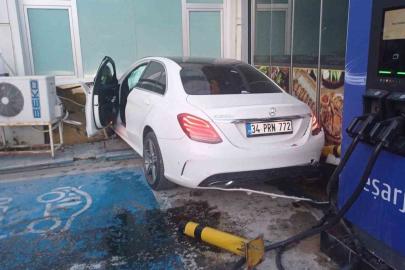 Kontrolden çıkan otomobil petrol ofisine daldı: 1 yaralı