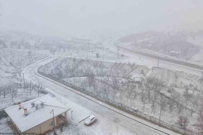Konya’da kar yağışı ilçeyi beyaza bürüdü