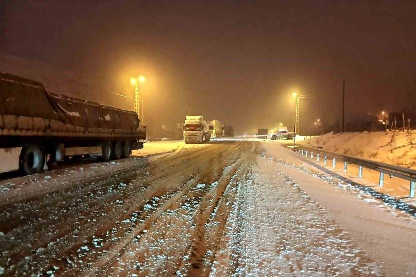Kop Dağı Geçidi’nde buzlanma ulaşımı aksattı
