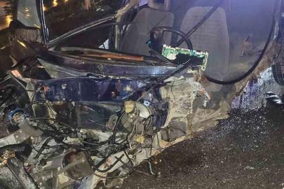 Köprü bariyerlerine çarparak parçalanan otomobilin sürücüsü hayatını kaybetti