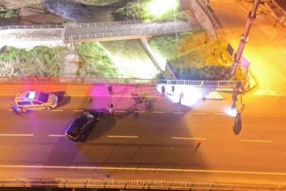 Köprü korkuluklarına çarpan otomobil hurdaya döndü: 3 yaralı