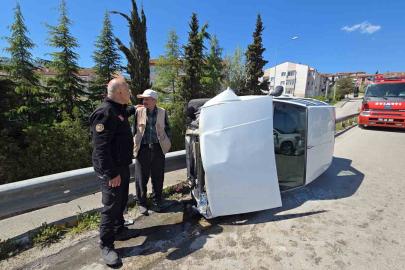 Köprüde kontrolden çıkan otomobil yan devrildi: Sürücü yara almadan kurtuldu