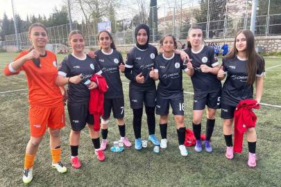 Körfez’in kız futbol takımlarından çifte galibiyet
