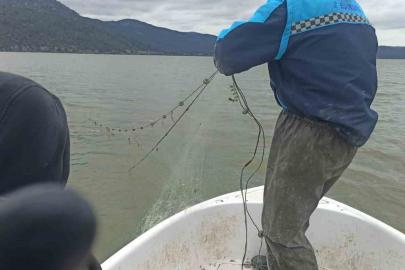 Kovada Gölü’nde kaçak avcılara ait 600 metrelik ağ ele geçirildi