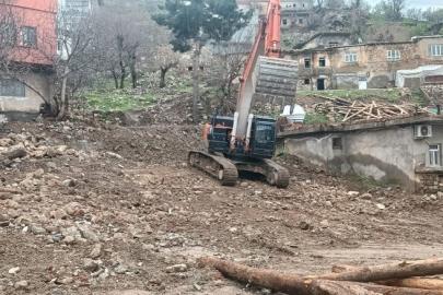 Kozluk’ta vatandaşların kabusu haline gelen çamurlu köy yolları onarıldı