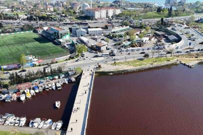 Küçükçekmece Gölü kırmızıya döndü