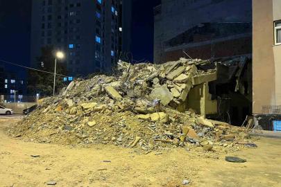 Küçükçekmece’de kentsel dönüşümdeki bina tek darbeyle yıkıldı