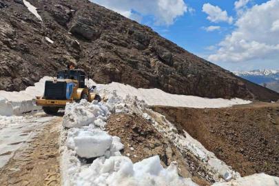 Kulp’ta çığ ve heyelan nedeniyle hasar gören yollar onarılıyor