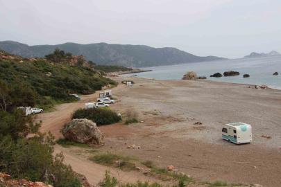 Kumluca’da sahil ve kamu alanlarında karavan konaklaması yasaklandı, karavancılar bölgeden çıkarıldı