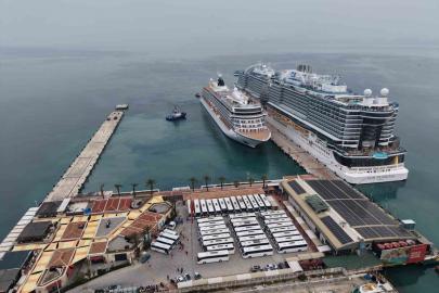 Kuşadası’na 2 kruvaziyer 5 bin 297 turist getirdi