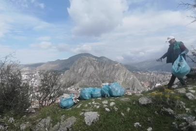 Kuşkonmaz için çıktığı dağda 6 torba çöp topladı