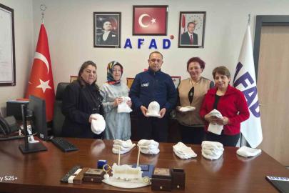 Kütahyalı kadınlar ördükleri bereleri AFAD’a teslim etti