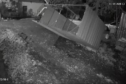 Kuvvetli fırtınanın tavuk kümesini uçurduğu o anlar kamerada