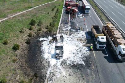 Kuzey Marmara Otoyolu’nda köpük sprey yüklü kamyon alev alev yandı