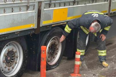 Lastiği patlayan tır yanmaktan son anda kurtarıldı