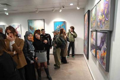 Makineleşen insan eleştirisi tuvale yansıdı: "Transhüman-izm" Samsun’da açıldı