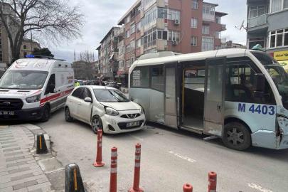 Maltepe’de minibüs araca çarptı: Kaza anı kamerada