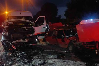 Manavgat’ta tur minibüsü ile otomobil çarpıştı: 4 yaralı