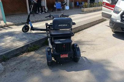 Manevra yaparken devrilen elektrikli bisikletin sürücüsü hafif yaralandı
