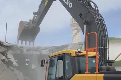 Maraş depremlerinde ağır hasar alan cami yıkıldı