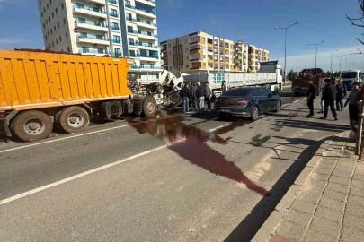 Mardin’de kamyon ile tır çarpıştı: 1 yaralı