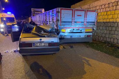 Mardin’de park halindeki tıra çarpan otomobilde 5 kişi yaralandı