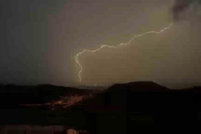 Mardin’de şimşek ve yıldırım görsel şölen oluşturdu