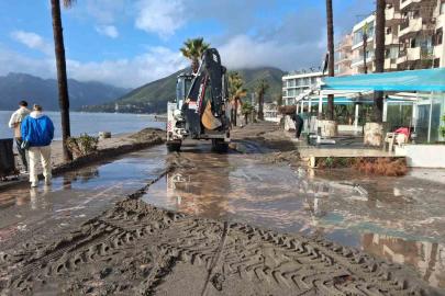 Marmaris’te sağanak ve fırtına etkili oldu