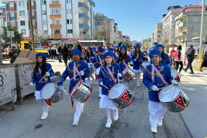 Marşlar eşliğinde mahalleyi turladılar