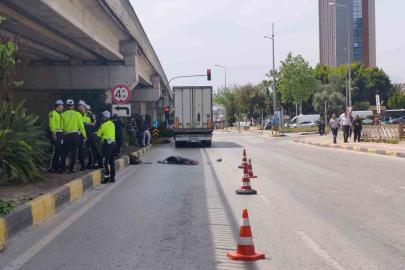 Mendil sattığı ışıkta tırın altında kalan yaşlı katdın öldü, kaza anı güvenlik kamerasında