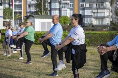 Mersin sahilinde sabah sporu buluşmaları yoğun ilgi görüyor